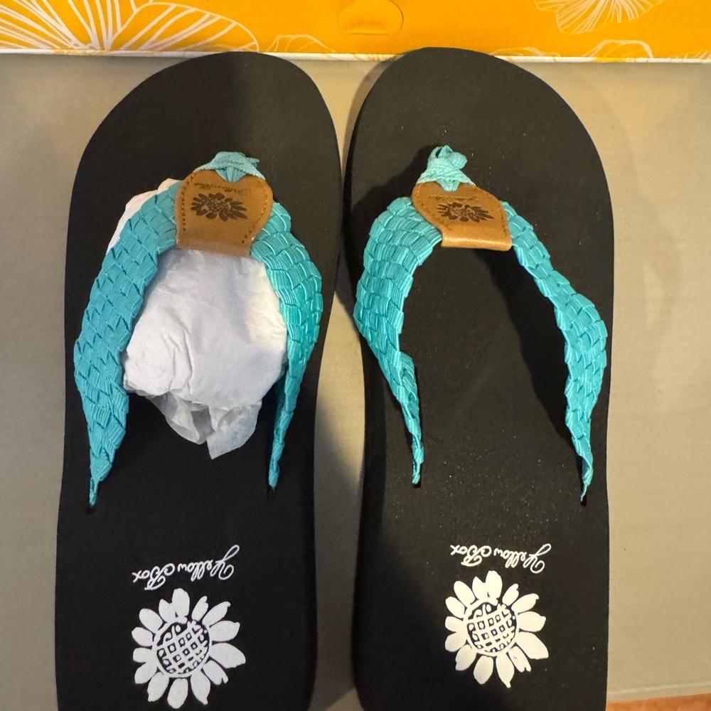 Yellow box Flip Flops size 6 brand new - Picture 3 of 3